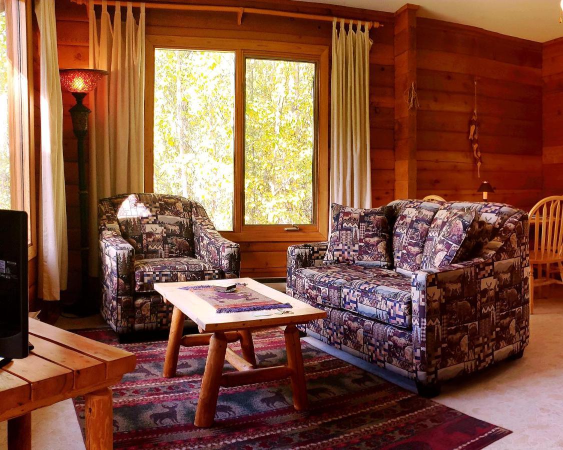 Mica Mountain Lodge & Log Cabins Tête Jaune Екстериор снимка
