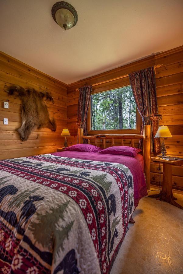 Mica Mountain Lodge & Log Cabins Tête Jaune Екстериор снимка