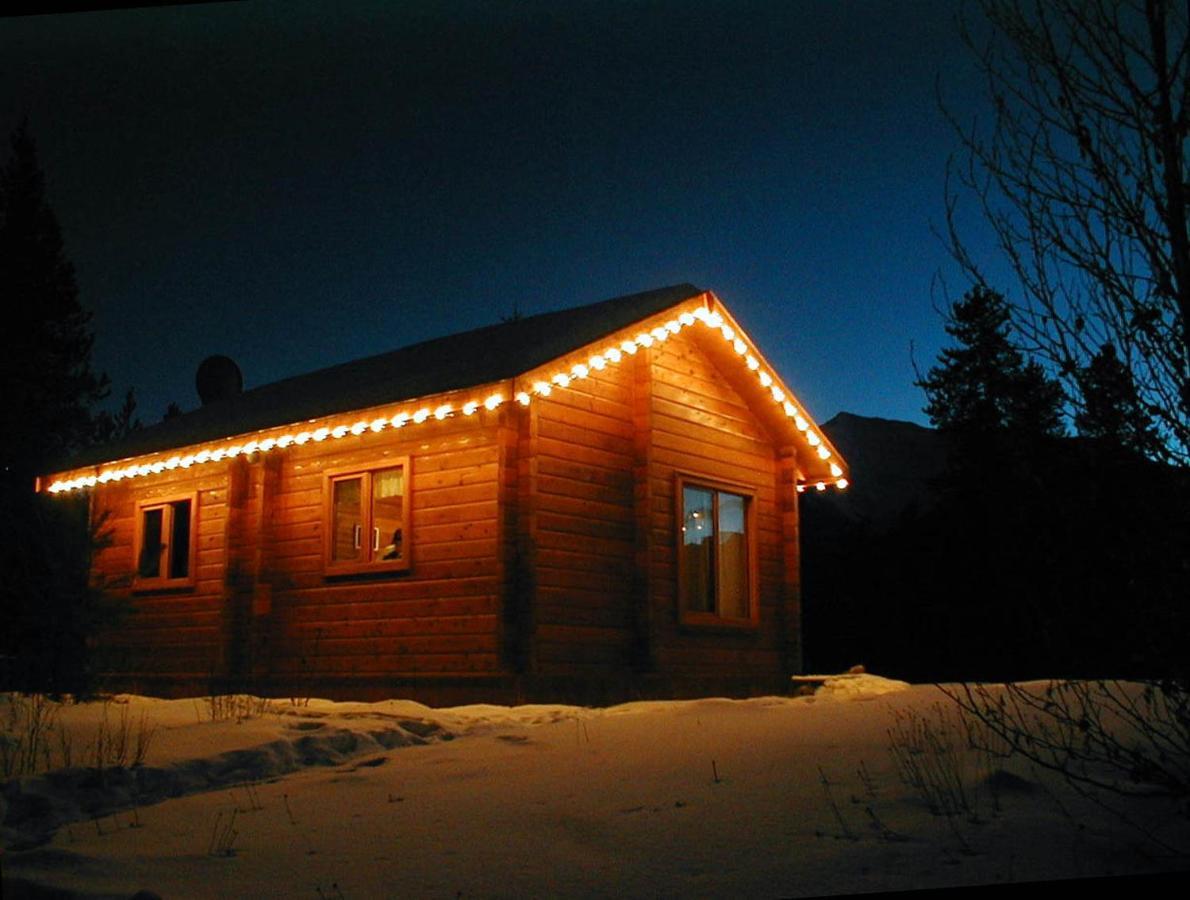 Mica Mountain Lodge & Log Cabins Tête Jaune Екстериор снимка
