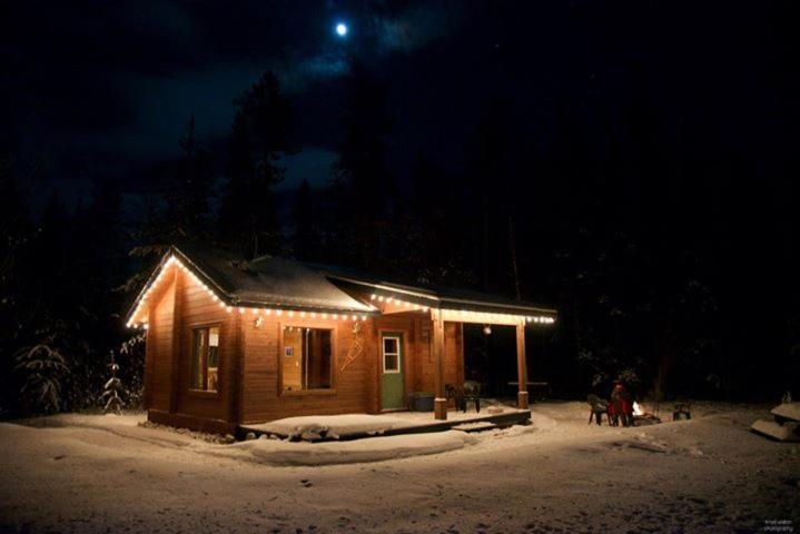 Mica Mountain Lodge & Log Cabins Tête Jaune Екстериор снимка