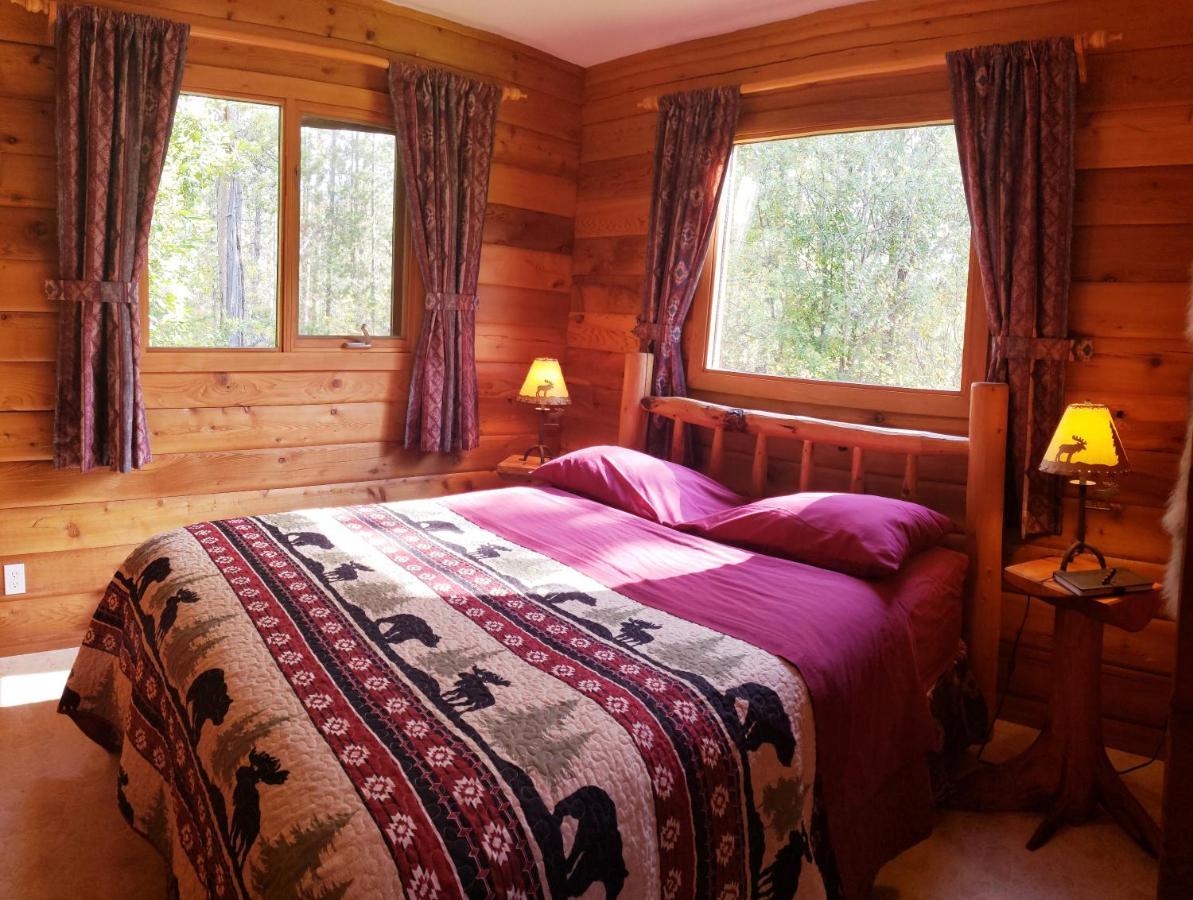 Mica Mountain Lodge & Log Cabins Tête Jaune Екстериор снимка