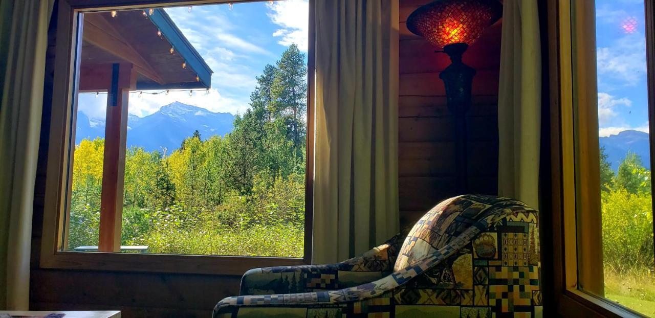 Mica Mountain Lodge & Log Cabins Tête Jaune Екстериор снимка