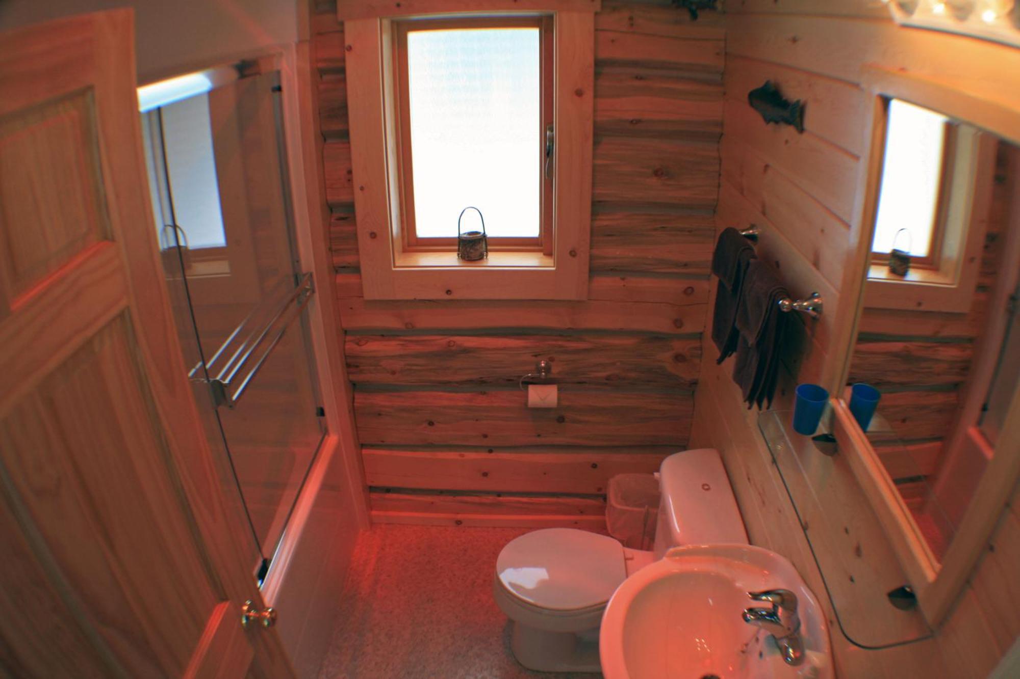 Mica Mountain Lodge & Log Cabins Tête Jaune Екстериор снимка