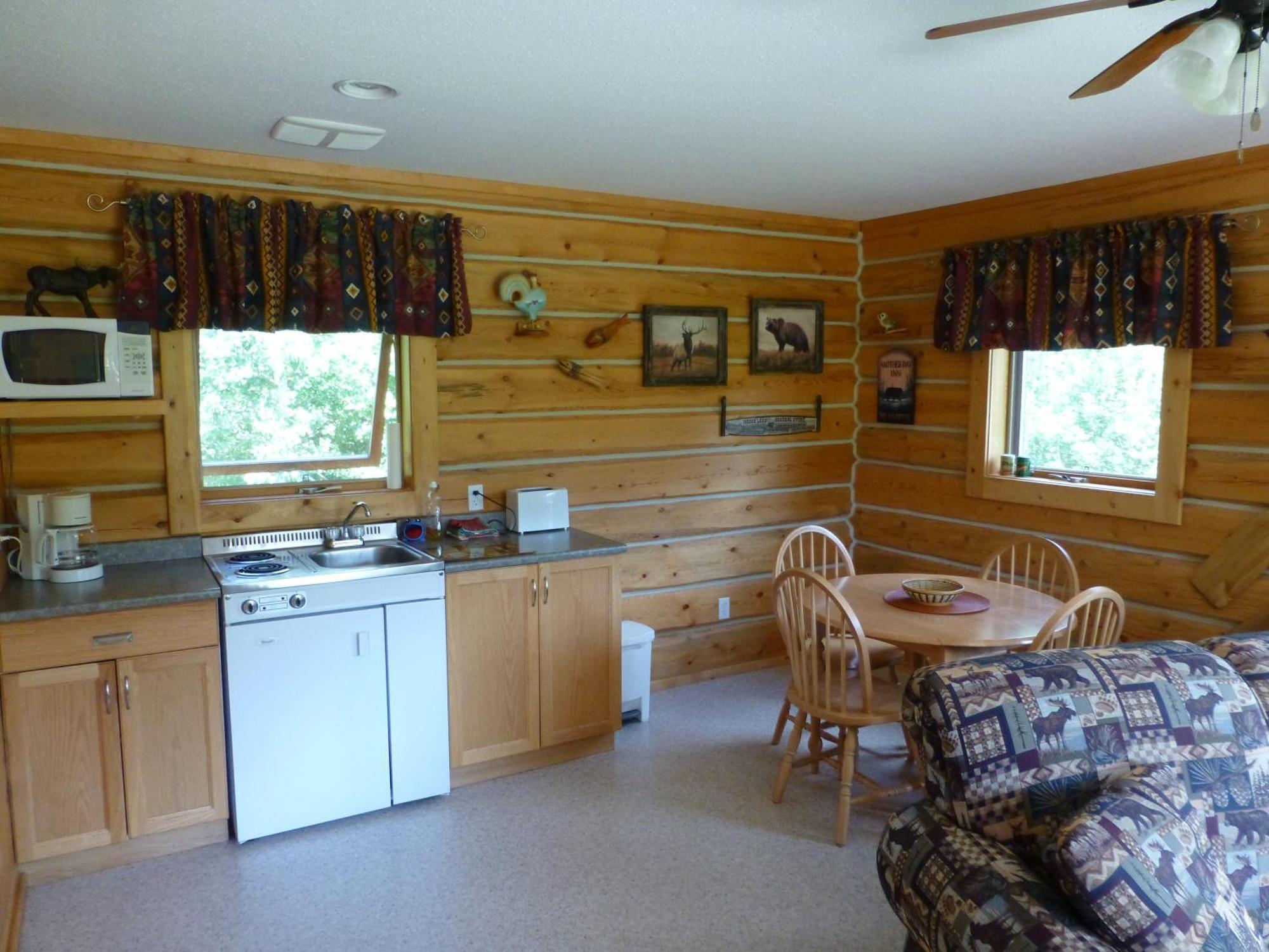 Mica Mountain Lodge & Log Cabins Tête Jaune Екстериор снимка