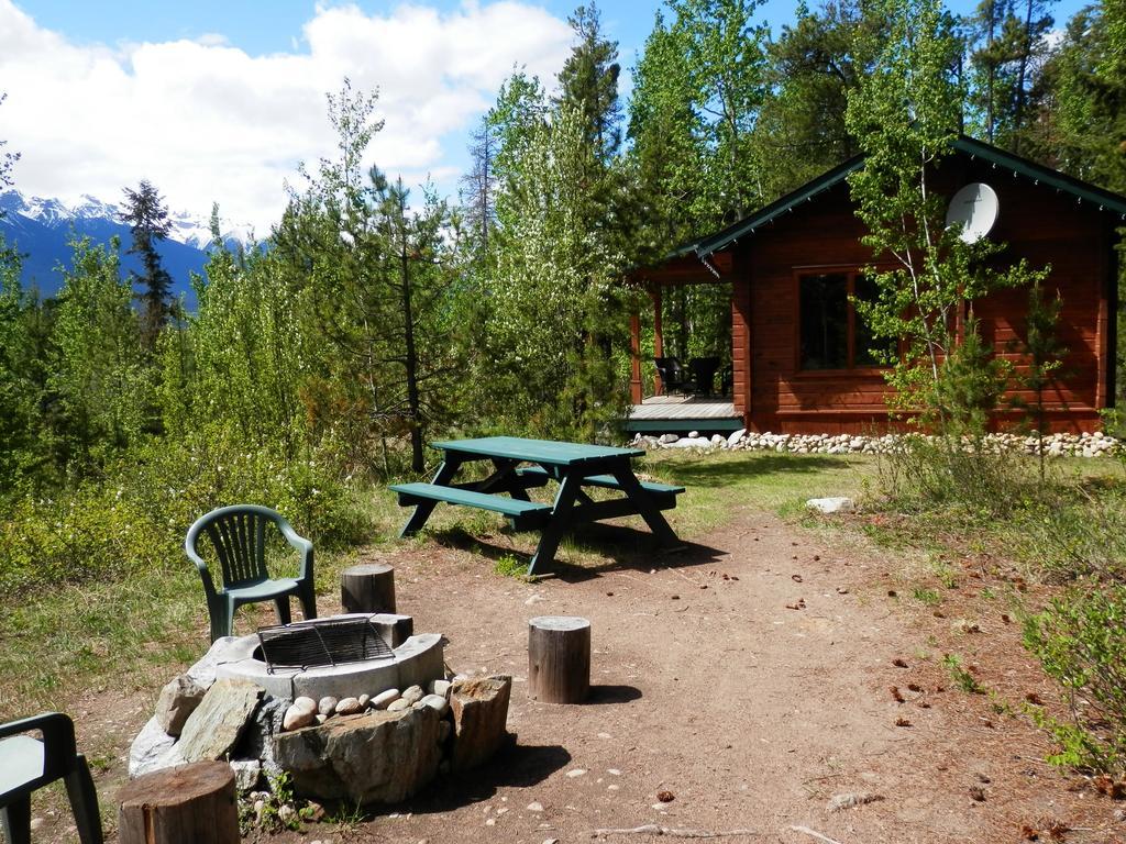 Mica Mountain Lodge & Log Cabins Tête Jaune Екстериор снимка