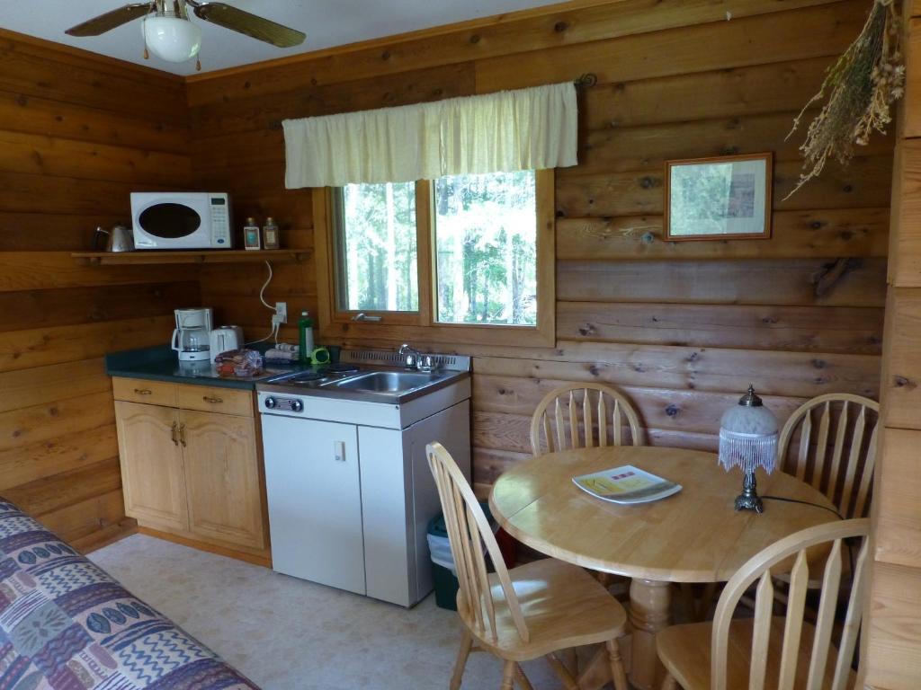 Mica Mountain Lodge & Log Cabins Tête Jaune Стая снимка