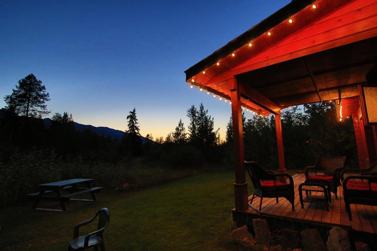 Mica Mountain Lodge & Log Cabins Tête Jaune Екстериор снимка