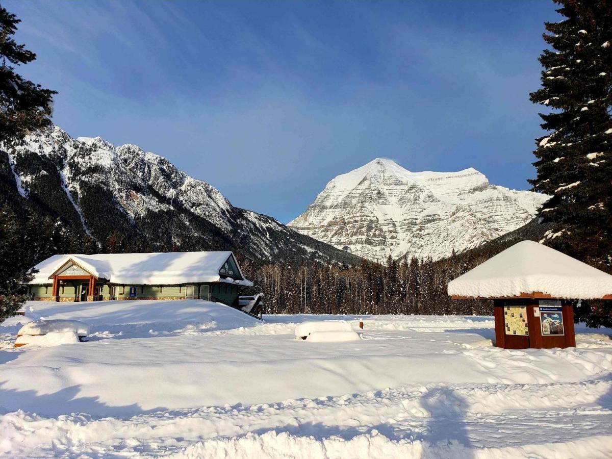 Mica Mountain Lodge & Log Cabins Tête Jaune Екстериор снимка